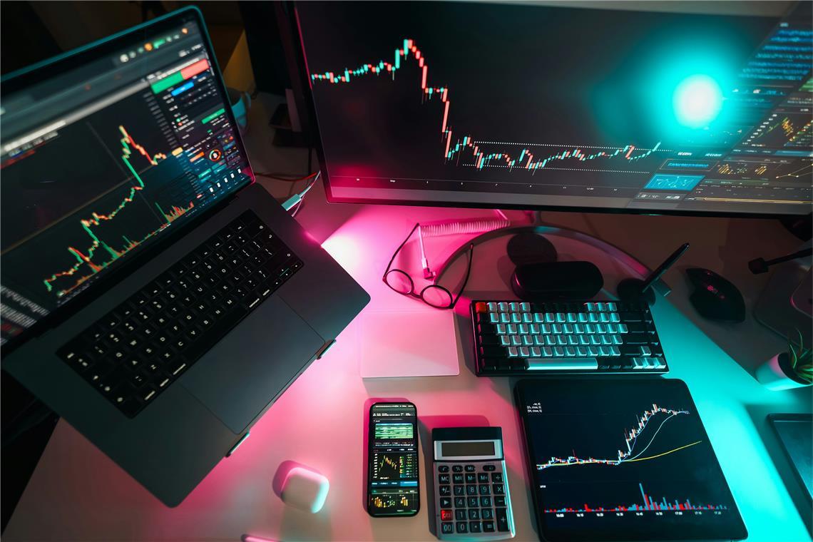 Ein Althütter fiel auf einen angeblichen Investmentvermittler herein. Symbolfoto: Jakub Żerdzicki auf Unsplash