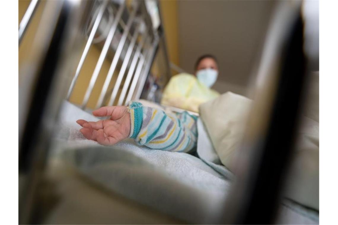 Viele Kinder mit Infektionskrankheit im Klinikum Stuttgart Ein am Respiratorischen Synzytial-Virus erkrankter Patient liegt auf der Kinderstation. Foto: Marijan Murat/dpa/Archivbild