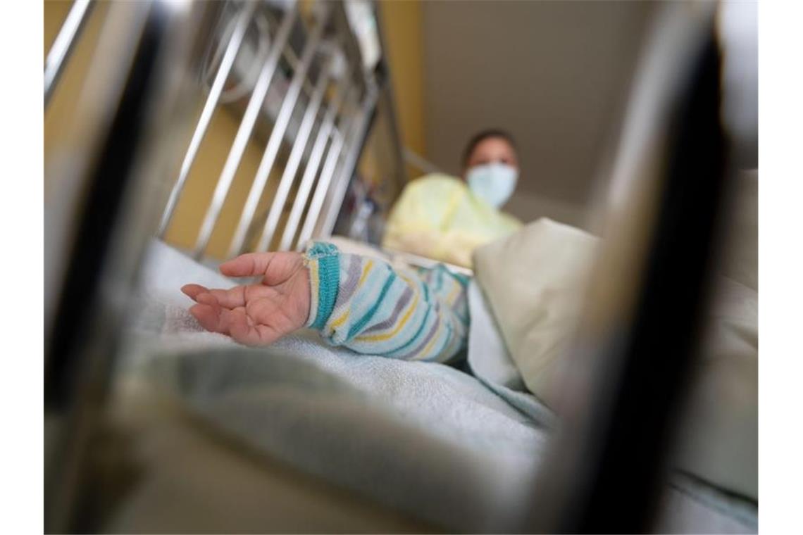 Ein am Respiratorischen Synzytial-Virus erkrankter Patient liegt auf der Kinderstation. Foto: Marijan Murat/dpa/Archivbild