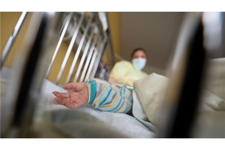 Ein am Respiratorischen Synzytial-Virus (RS-Virus oder RSV) erkrankter kleiner Patient liegt auf einer Kinderstation eines Klinkums in einem Krankenbett.