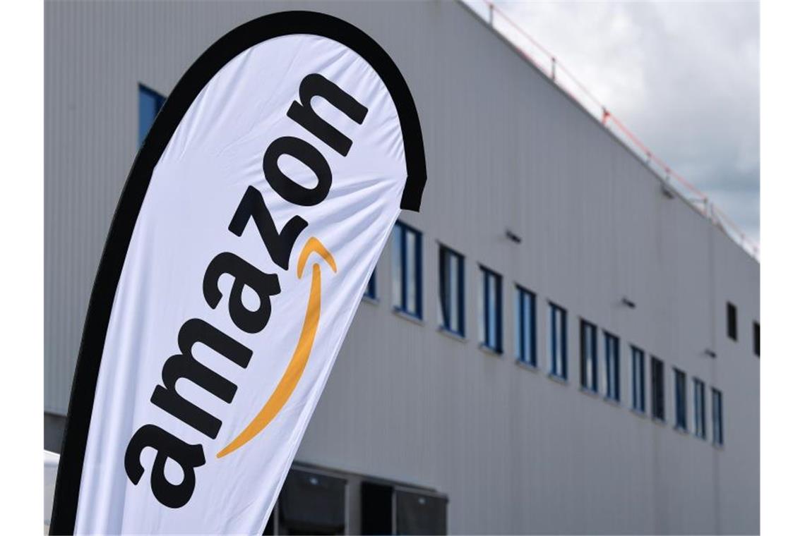 Ein Amazon-Banner vor einem Verteilzentrum des Konzerns. Foto: Martin Schutt/zb/dpa