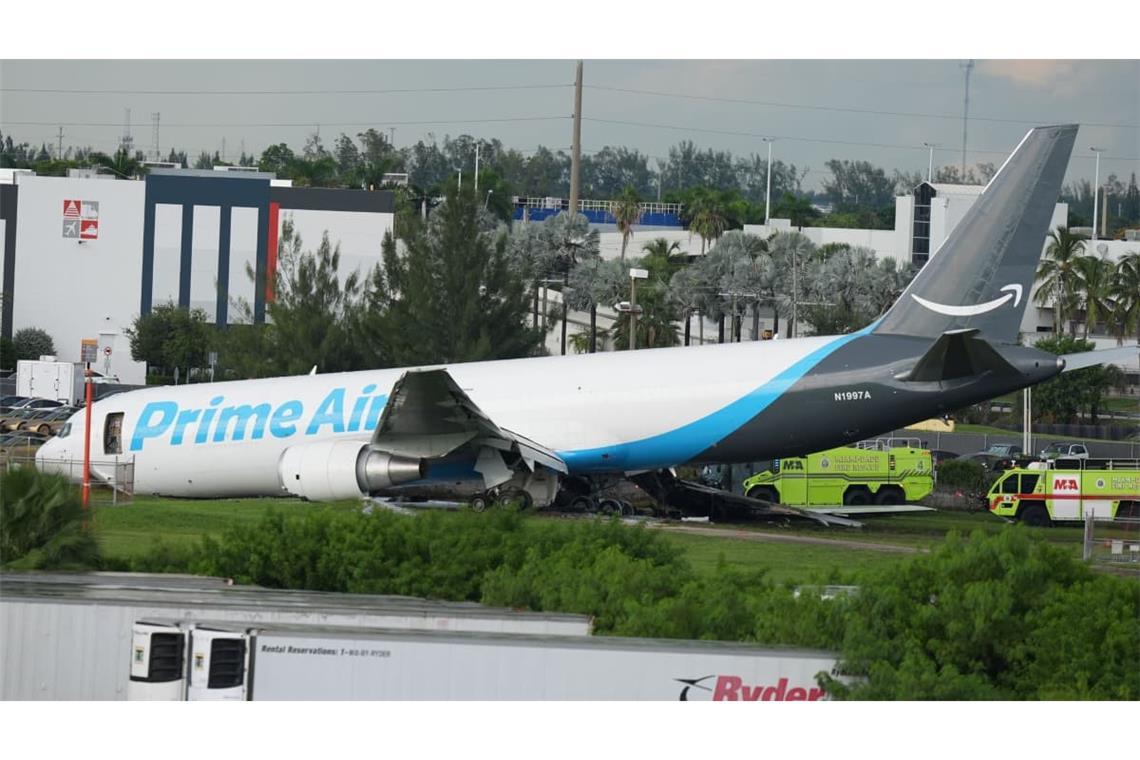 Ein Amazon-Frachtflugzeug steht auf dem Miami International Airport, nachdem es über die Landebahn hinausgeschossen war.