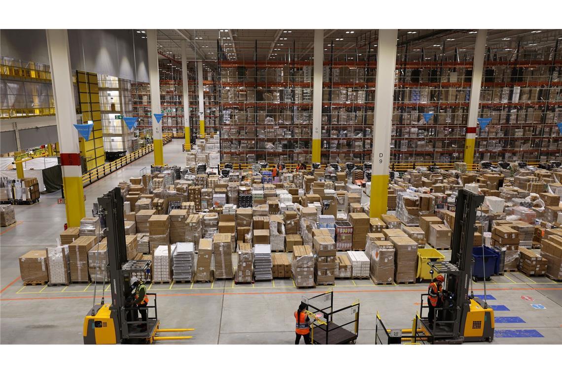 Ein Amazon-Logistikzentrum in Dummerstorf, Mecklenburg-Vorpommern. Der US-Konzern kündigt eine Lohnerhöhung für seine Logistik-Mitarbeiter in Deutschland an.