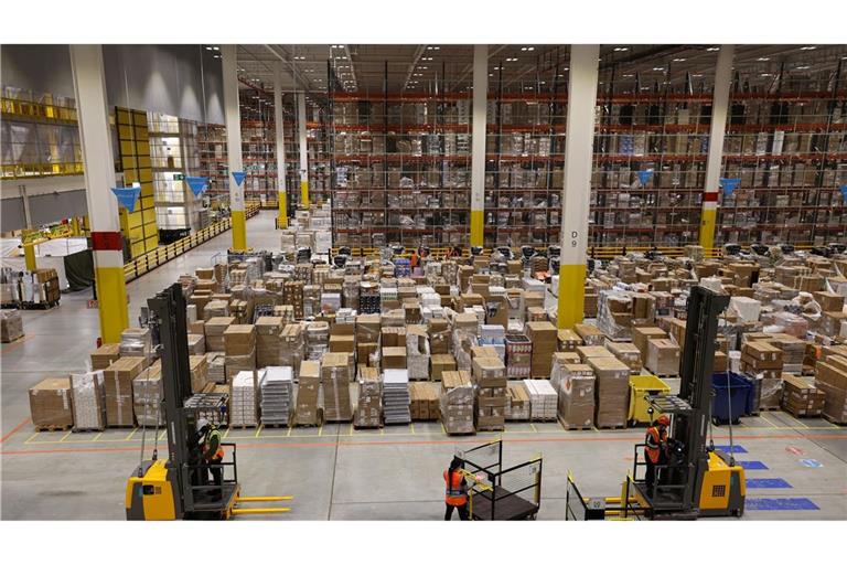 Ein Amazon-Logistikzentrum in Dummerstorf, Mecklenburg-Vorpommern. Der US-Konzern kündigt eine Lohnerhöhung für seine Logistik-Mitarbeiter in Deutschland an.