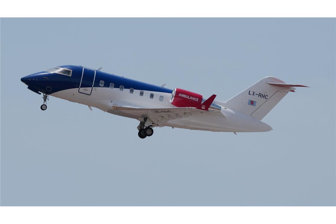 Ein Ambulanzflugzeug startet in Kap Verde mit evakuierten Patienten vom Kreuzfahrtschiff "Hondius" vom Flughafen.