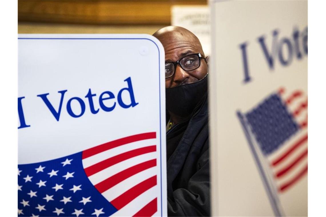 Ein Amerikaner bei der Stimmabgabe in einem Wahllokal im US-Bundesstaat Washington. Foto: Courtney Talak/The Daily News/AP/dpa