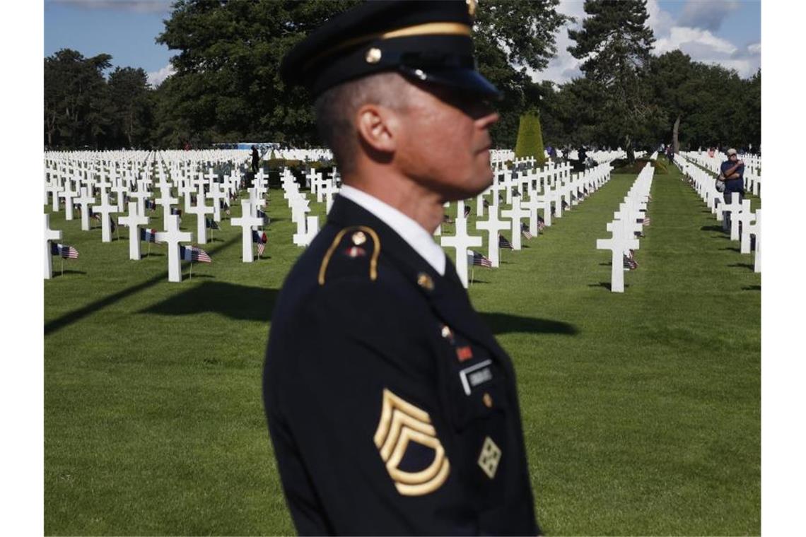 Ein amerikanischer Soldat steht auf dem US-Militärfiedhof Colleville-sur-Mer in der Normandie. Foto: Thibault Camus/AP