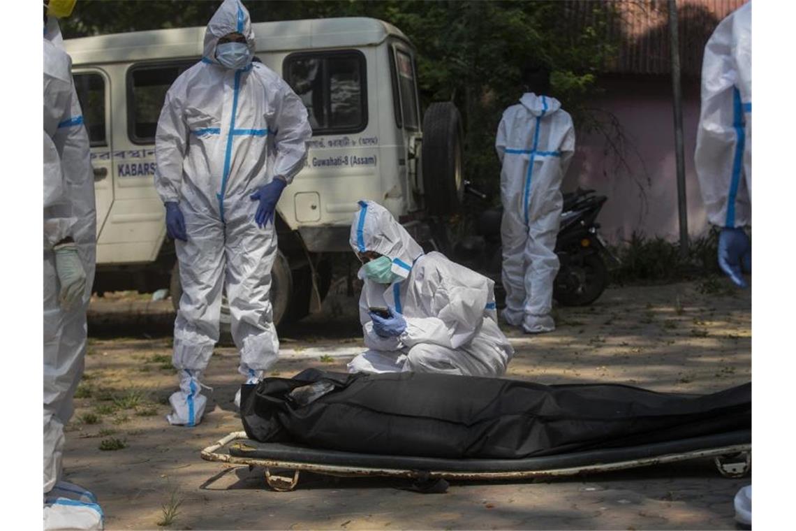 Ein an den Folgen einer Corona-Infektion Verstorbener wird in Gauhati zur Einäscherung gebracht. Foto: Anupam Nath/AP/dpa