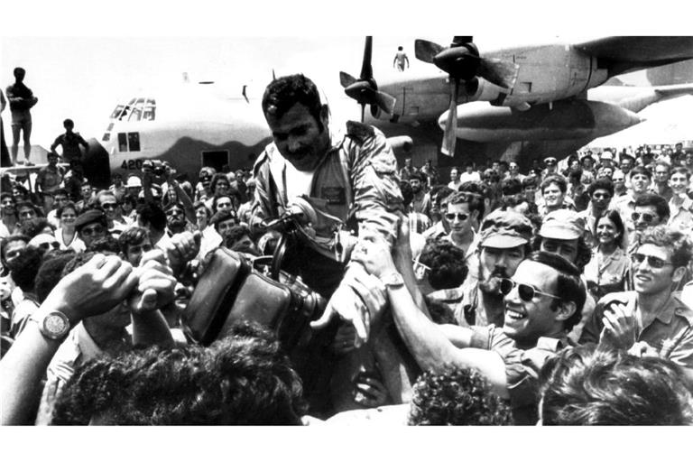 Ein an der damaligen Befreiungsaktion beteiligter Pilot wurde nach der Rückkehr auf dem Flughafen Ben Gurion gefeiert. (Archivbild)
