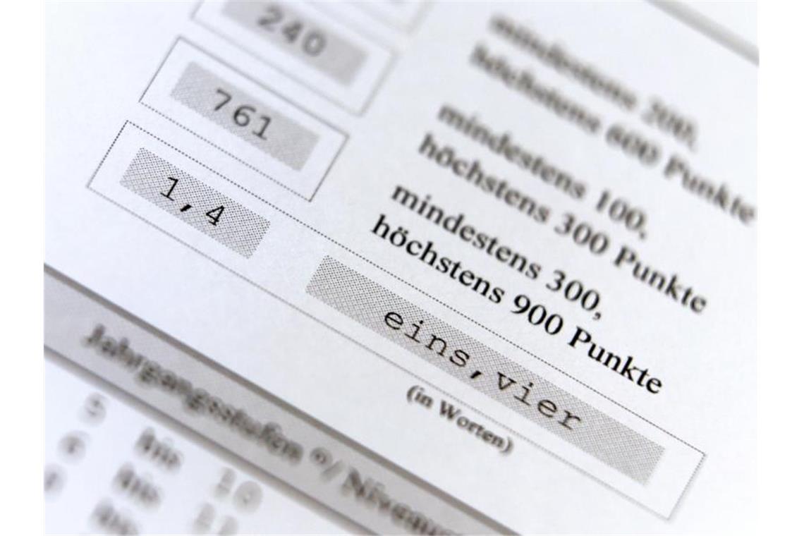 Immer mehr Einser-Abis in Deutschland Ein Anbitureugnis mit der Durchschnittsnote 1,4. Foto: Karl-Josef Hildenbrand
