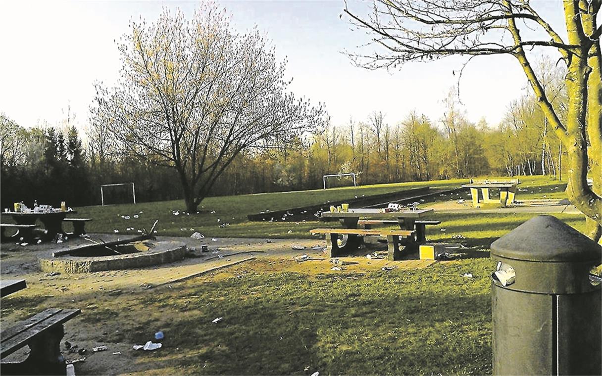 Ein Anblick, der sich den Mitarbeitern des Bauhofs schon öfter geboten hat: Der vermüllte Plattenwaldspielplatz nach einer Partynacht. Foto: privat