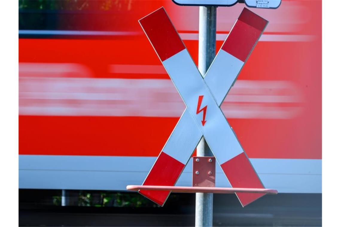 Ein Andreaskreuz steht an einem Bahnübergang. Die Bundesregierung will Kommunen bei der Beseitigung von Bahnübergängen entlasten. Foto: Jens Büttner/dpa-Zentralbild/dpa