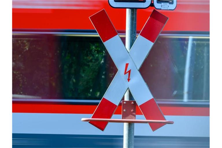 Ein Andreaskreuz steht an einem Bahnübergang. Foto: Jens Büttner/dpa-Zentralbild/ZB/Archivbild