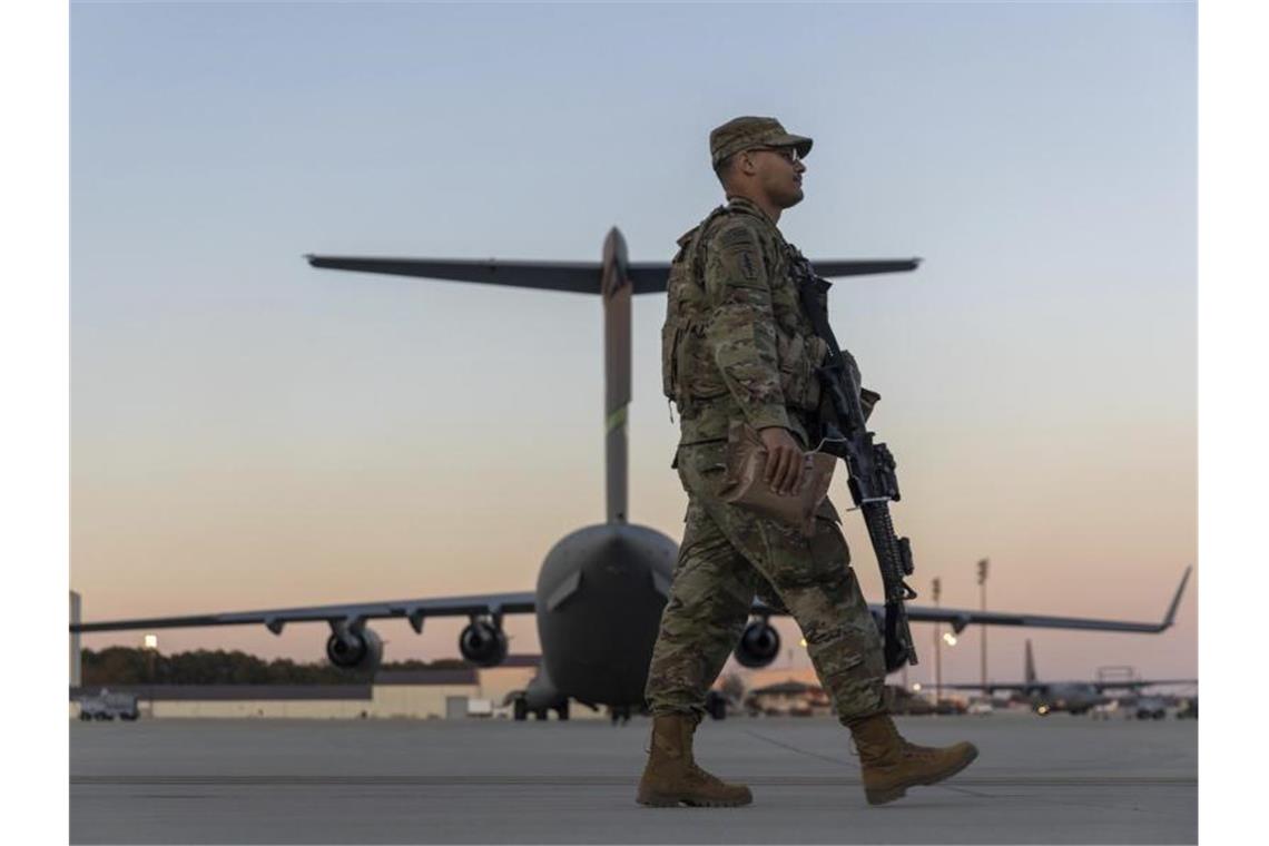Wie eine russische Invasion Biden schaden könnte Ein Angehöriger der 82. Luftlandedivision der US-Armee, die nach Polen verlegt wird. Foto: Nathan Posner/AP/dpa