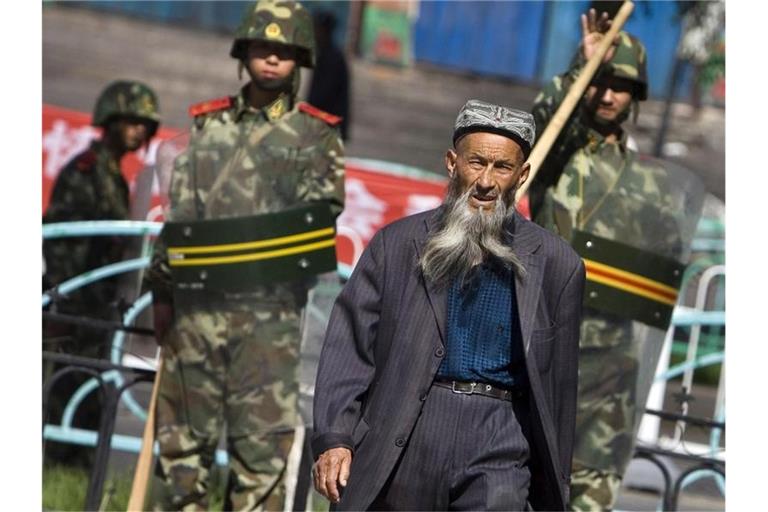 Ein Angehöriger der uigurischen Minderheit in Ürümqi in der Unruheregion Xinjiang in Nordwestchina. Foto: Diego Azubel/dpa