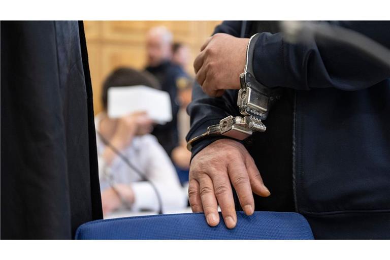 Ein Angeklagter im Prozess um organisierte Führerscheinkriminalität.