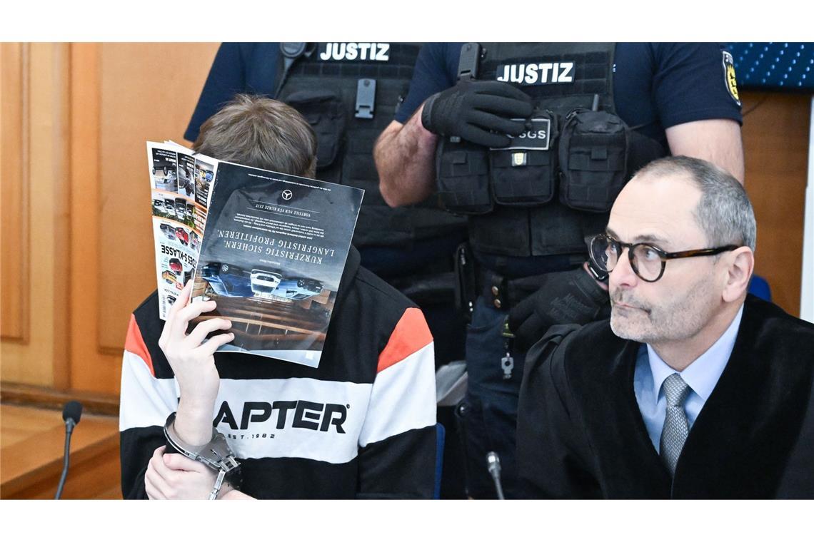 Ein Angeklagter (l) sitzt  neben seinem Verteidiger Andreas Kugel im Gerichtssaal. Der zur Tatzeit 18-Jährige soll im September 2025 auf dem Parkplatz eines Supermarktes mit seinem Auto einen 12-jährigen Jungen zielgerichtet angefahren haben.