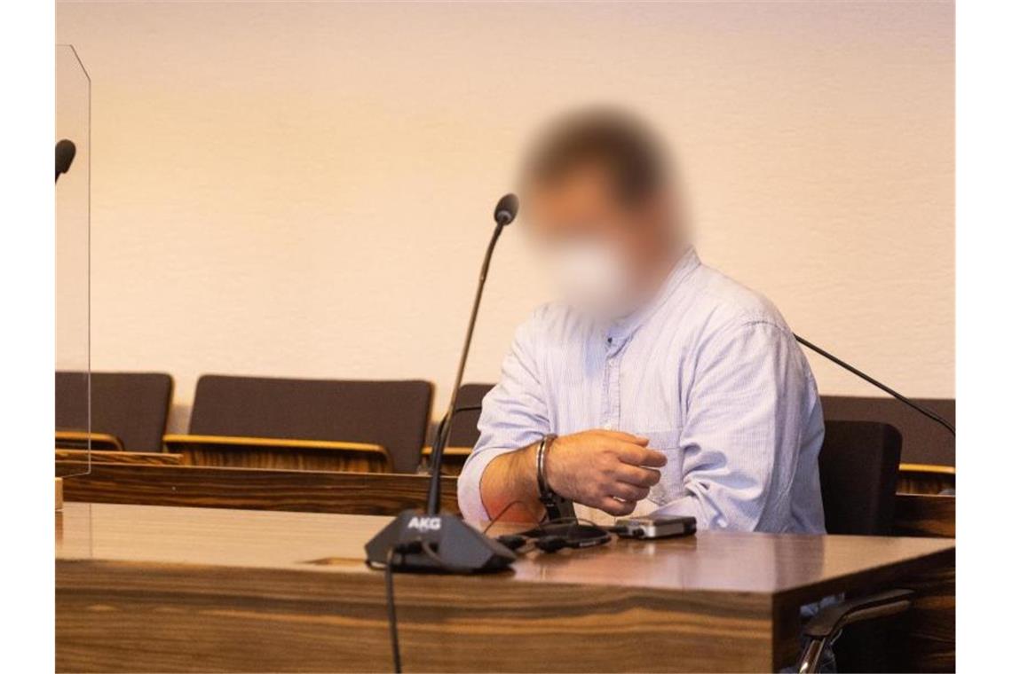 Ein Angeklagter sitzt im Gerichtssaal. Foto: Philipp von Ditfurth/dpa/Archivbild