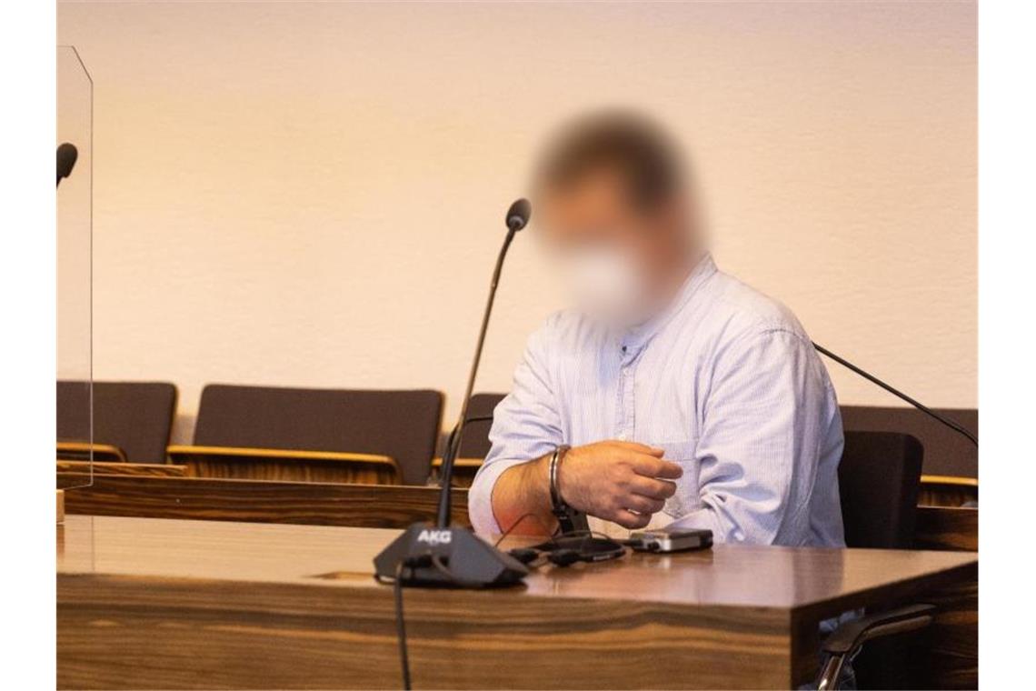 Urteil um ermordete Joggerin rechtskräftig Ein Angeklagter sitzt im Gerichtssaal. Foto: Philipp von Ditfurth/dpa/Archivbild