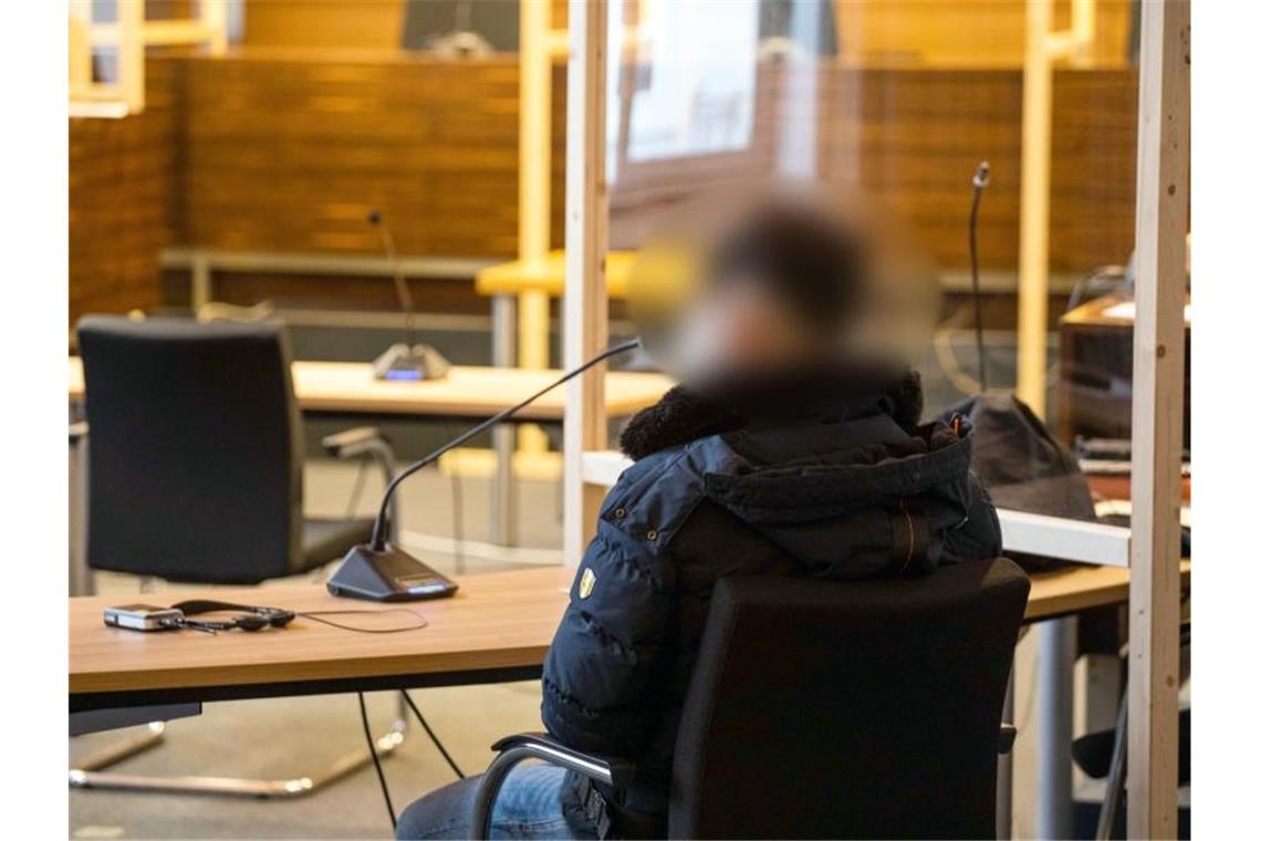 Noch eine Gruppenvergewaltigung? Drei Männer vor Gericht Ein Angeklagter sitzt in einem Gerichtssaal des Landgerichts Freiburg. Foto: Philipp von Ditfurth/dpa/Aktuell