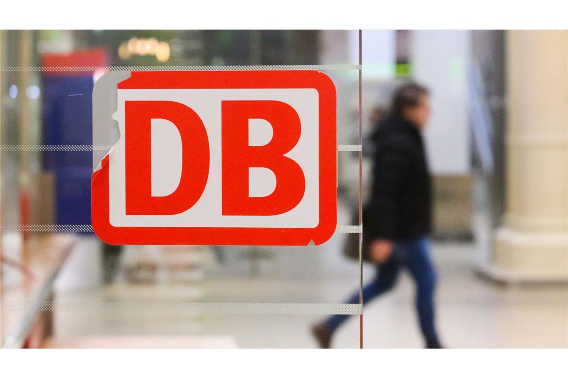 Ein angekratztes Logo der Deutschen Bahn DB klebt im Hauptbahnhof Hannover.