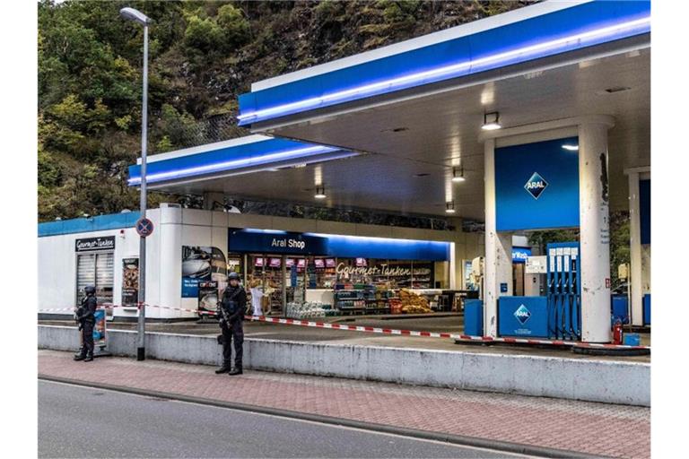 Ein Angestellter der Tankstelle war in Idar-Oberstein in Rheinland-Pfalz von einem Gegner der Corona-Maßnahmen erschossen worden. Foto: Christian Schulz/Foto Hosser/dpa