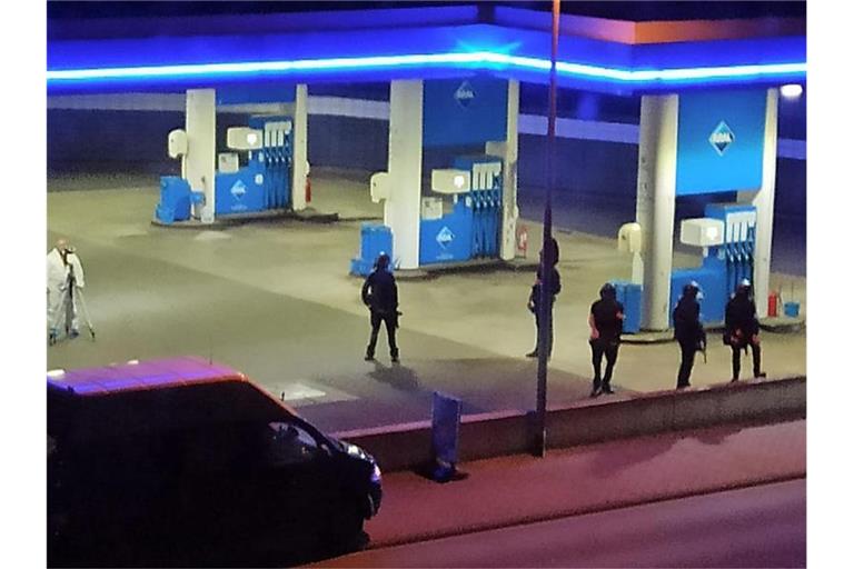 Ein Angestellter der Tankstelle ist in Idar-Oberstein in Rheinland-Pfalz von einem mit einer Pistole bewaffneten Mann erschossen worden. Foto: Christian Schulz/Foto Hosser/dpa