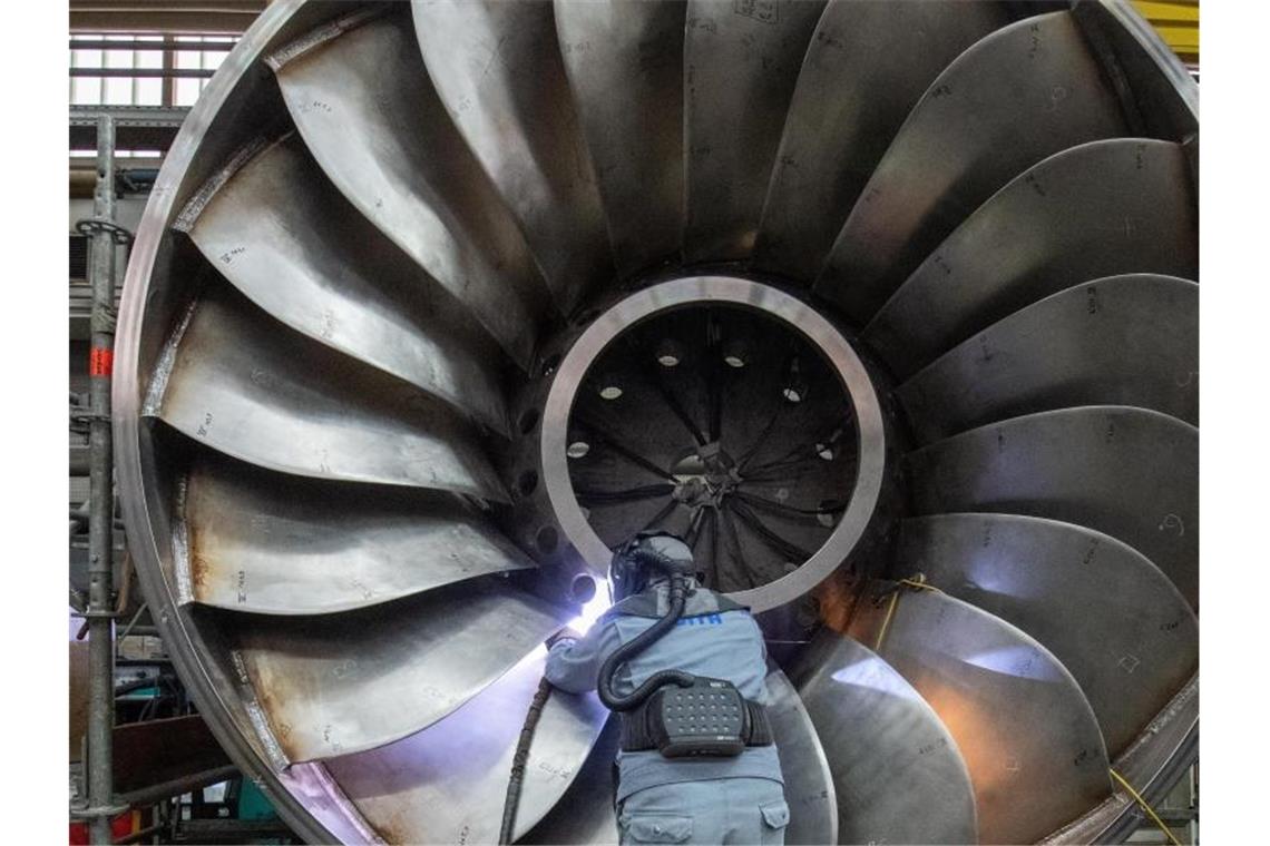 Ein Angestellter in einer Maschinenbaufirma arbeitet an einer Wasserturbine. Foto: Stefan Puchner/dpa