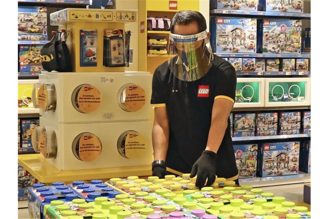 Lego verbucht zweistelliges Umsatzwachstum Ein Angestellter in Schutzkleidung ordnet Kisten mit Lego in einem Spielzeuggeschäft in der Senayan City in Jakarta, Indonesien. Foto: Tatan Syuflana/AP/dpa