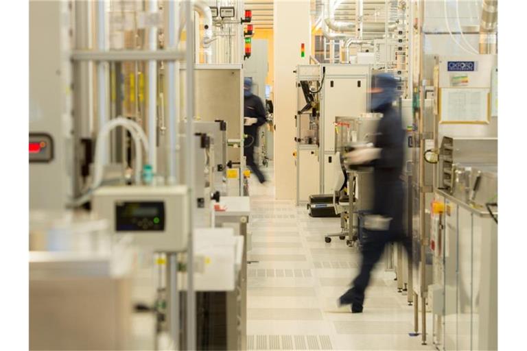 Ein Angestellter von Osram Opto Semiconductors geht durch einen Reinraum in der LED-Produktion im Osram-Werk in Regensburg (Symbolbild). Foto: Armin Weigel/dpa