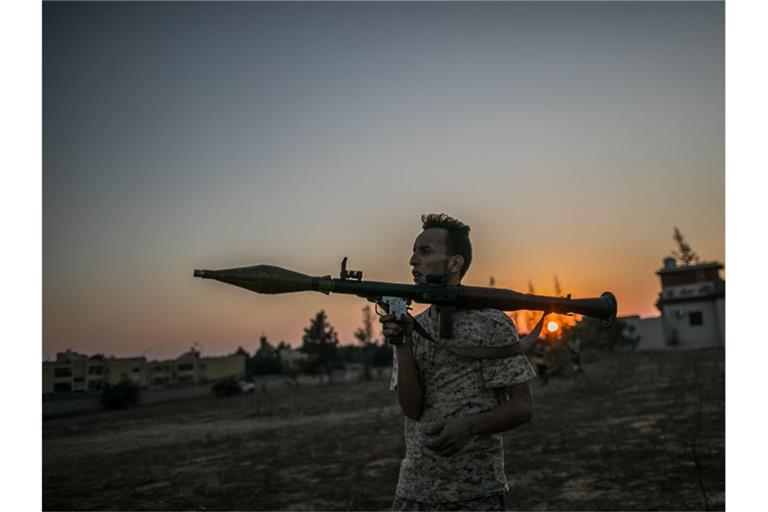 Ein Anhänger der libyschen Regierung bei Kämpfen um Tripolis im vergangenen August. Foto: Amru Salahuddien/XinHua/dpa