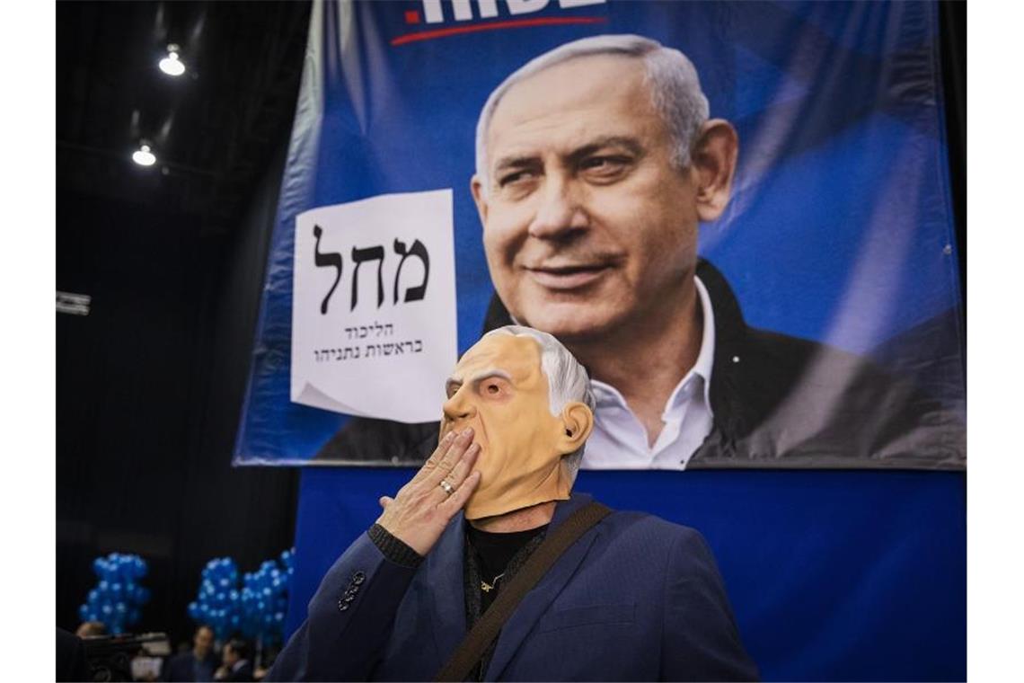 Ein Anhänger der Likud-Partei feiert die ersten Hochrechnungen. Foto: Ilia Yefimovich/dpa