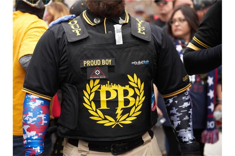 Ein Anhänger der „Proud Boys“ Mitte Dezember bei einer Demo für den damaligen US-Präsidenten Trump. Foto: Allison Dinner/ZUMA Wire/dpa