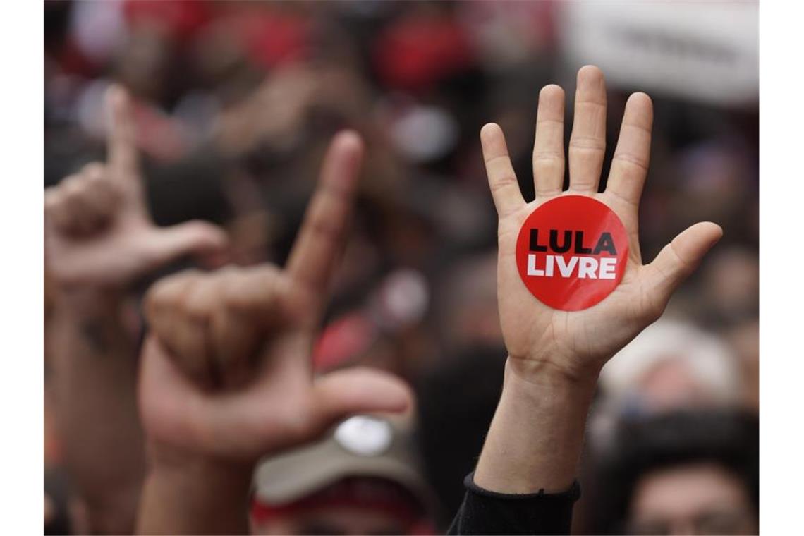 Brasilien: Schlagabtausch zwischen Lula und Bolsonaro Ein Anhänger des brasilianischen Ex-Präsidenten Lula da Silva fordert: „Free Lula“. Foto: Leo Correa/AP/dpa
