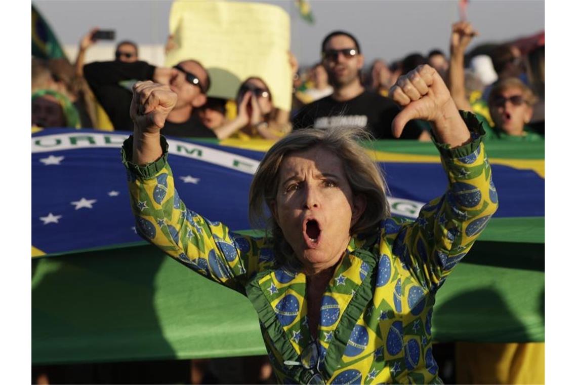 Brasilien: Schlagabtausch zwischen Lula und Bolsonaro Ein Anhänger des brasilianischen Präsidenten Bolsonaro protestiert gegen die Freilassung von Ex-Präsident Lula da Silva. Foto: Eraldo Peres/AP/dpa