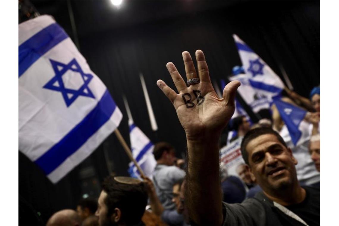 Ein Anhänger des israelischen Premierministers Netanjahu jubelt über die Ergebnisse der ersten Hochrechnung. Foto: Oded Balilty/AP/dpa