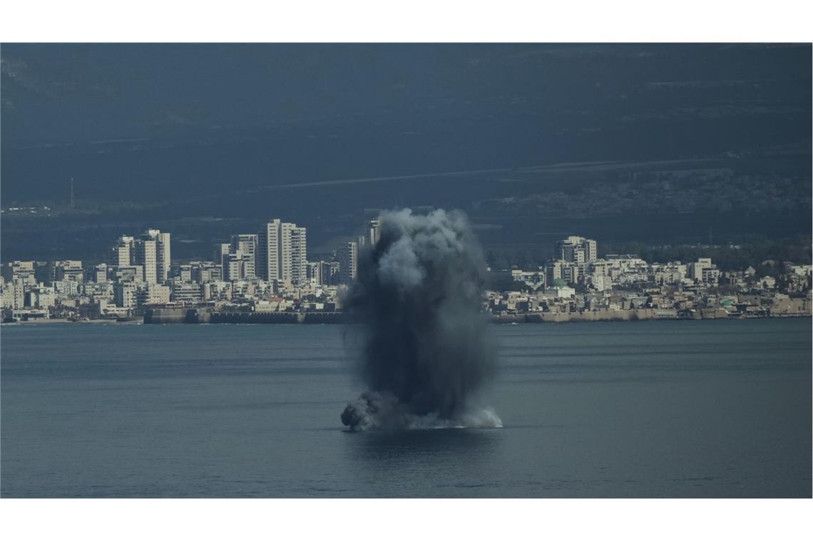 Ein ankommendes Geschoss explodiert in der Bucht von Haifa, während Israel nach seinen Angriffen auf den Iran einen landesweiten Alarm ausgerufen hat.