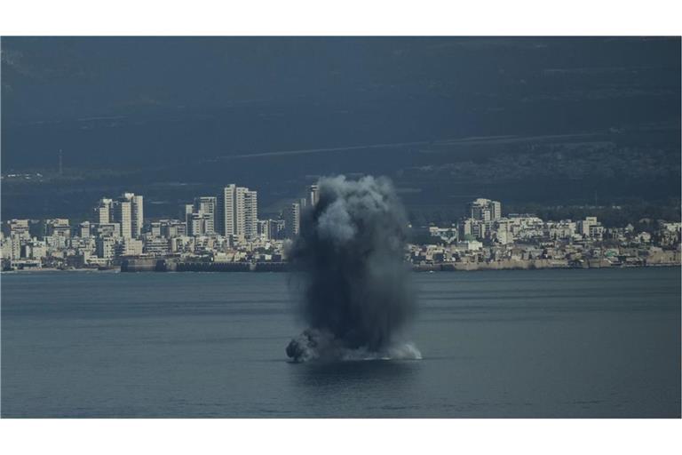 Ein ankommendes Geschoss explodiert in der Bucht von Haifa, während Israel nach seinen Angriffen auf den Iran einen landesweiten Alarm ausgerufen hat.