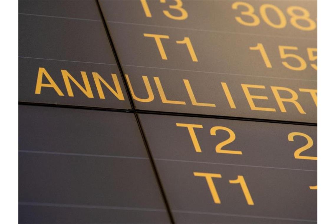 Ein annulierter Lufthansa-Flug ist auf einer Anzeigetafel auf dem Flughafen Stuttgart zu sehen. Foto: Marijan Murat/dpa