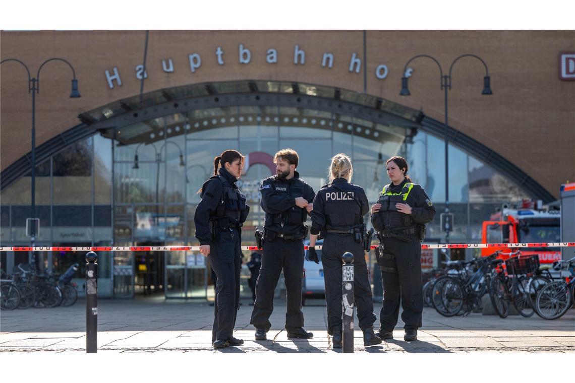 Ein Anrufer hatte über den Zentralruf der Polizei mitgeteilt, Sprengstoff sei im Bremer Hauptbahnhof abgelegt worden.