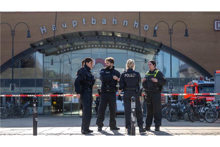 Ein Anrufer hatte über den Zentralruf der Polizei mitgeteilt, Sprengstoff sei im Bremer Hauptbahnhof abgelegt worden.