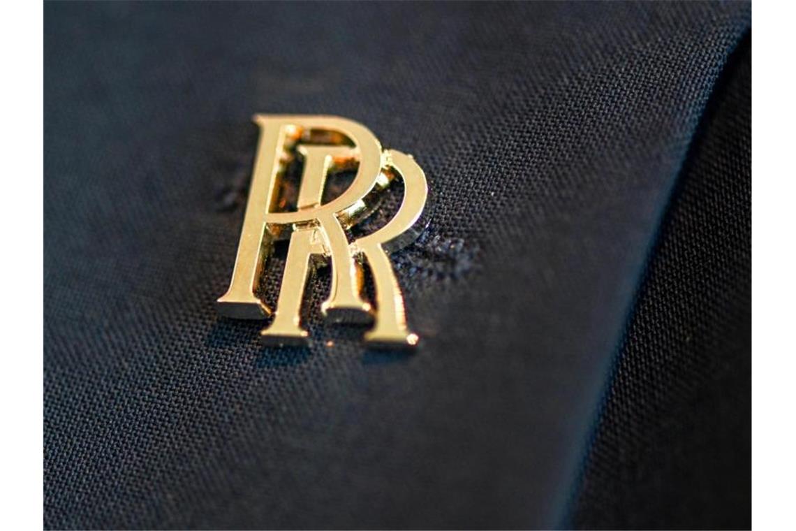Ein Anstecker mit dem Logo von Rolls-Royce ist zu sehen. Foto: Felix Kästle/dpa/Archivbild