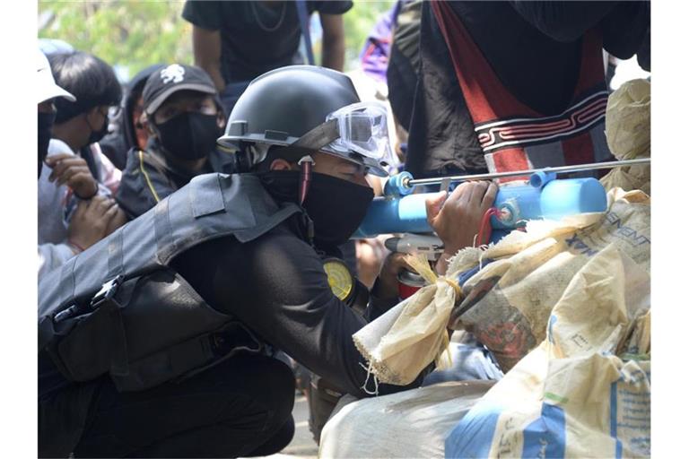 Ein Anti-Putsch-Demonstrant bereitet sich mit einem provisorischen Luftgewehr auf die Konfrontation mit der Polizei vor. Foto: AP/dpa