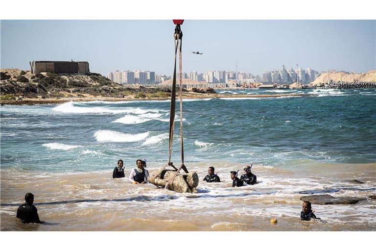 Ein antikes Artefakt wird im Hafen von Abu Qir in der Nähe von Alexandra vom Grund des Mittelmeers gehoben. Archäologen und Taucher haben an dem Ort Überreste von Sphinx-Statuen und Marmorfiguren aus der römisch-griechischen Epoche gefunden.