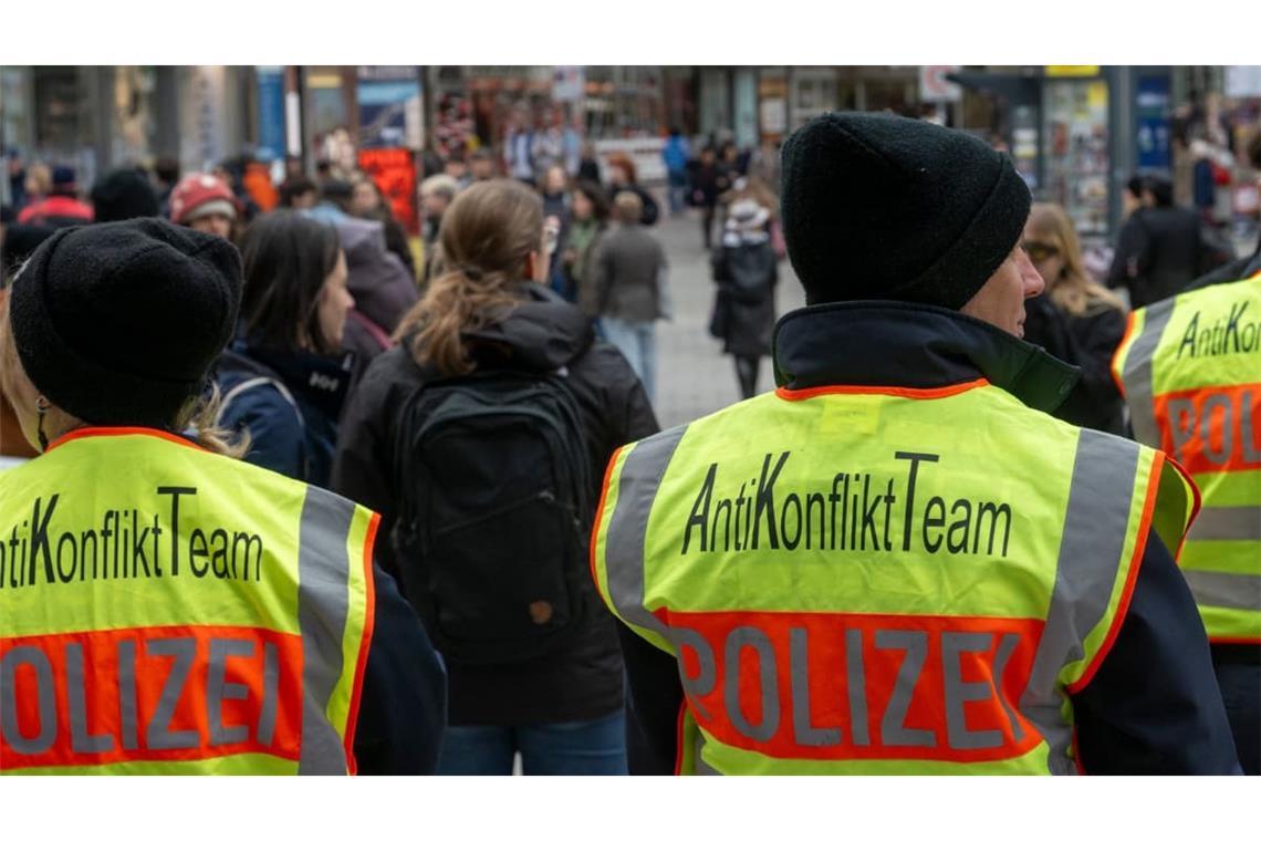 Ein Antikonflikt-Team der Polizei steht am Rande einer Demonstration.