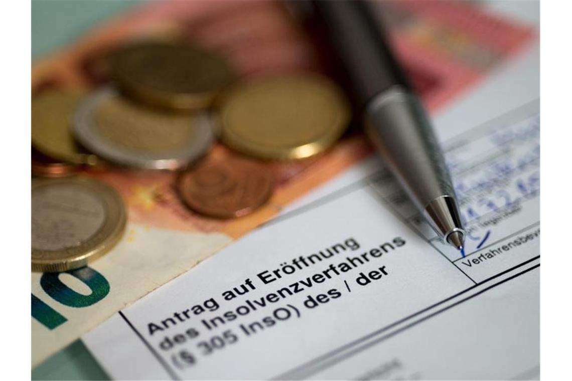 Karlsruher SC: Mitgliedsabstimmung über Insolvenz am 15. Mai Ein Antrag auf Eröffnung des Insolvenzverfahrens. Foto: picture alliance / Monika Skolimowska/dpa/Illustration