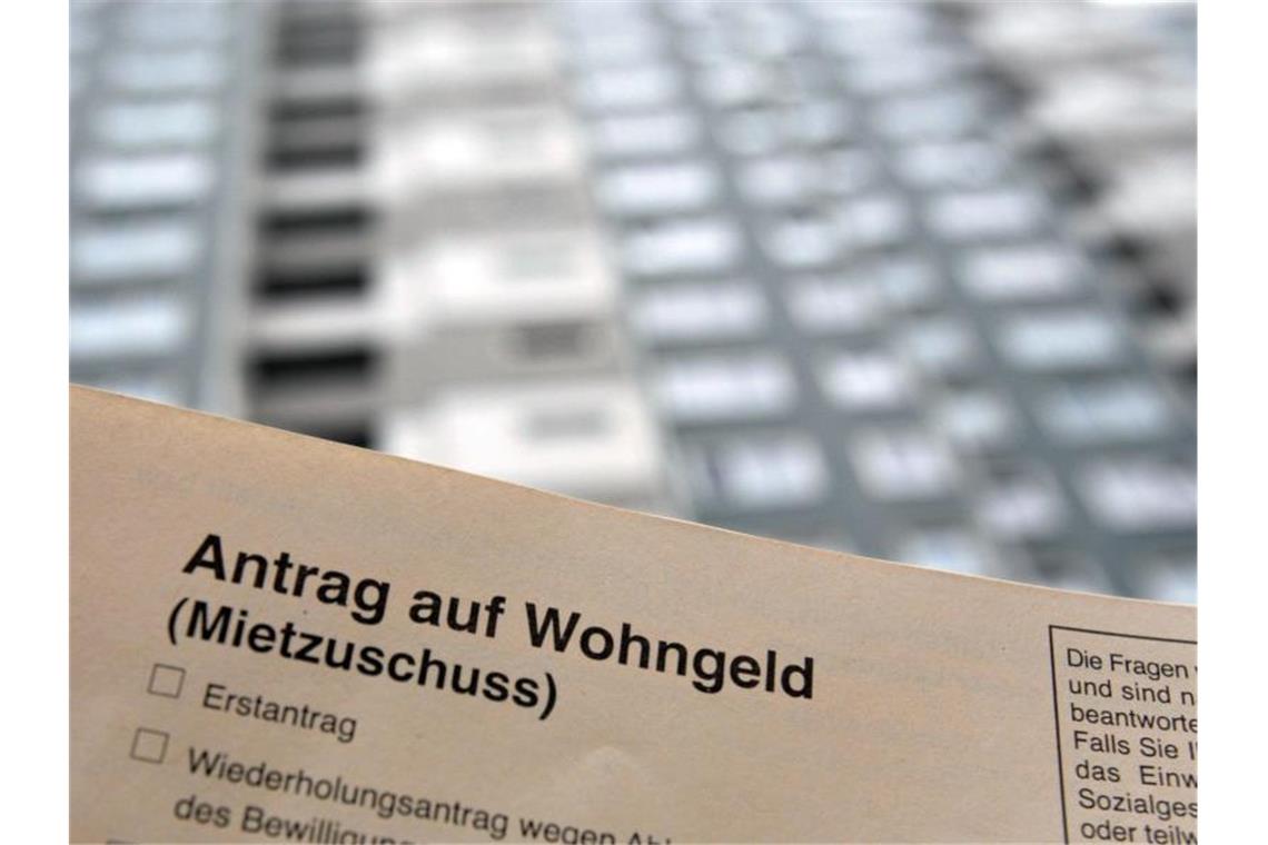 Ein Antrag auf Wohngeld vor einem Hochhaus. Foto: Bodo Marks/dpa/Illustration