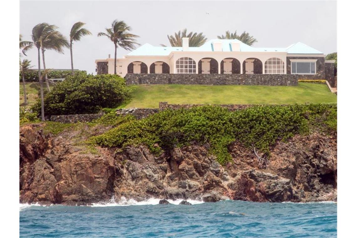 Epstein soll bis 2018 junge Frauen missbraucht haben Ein Anwesen auf Little Saint James Island, der Privatinsel des verstorbenen US-Geschäftsmanns J. Epstein: Hier soll Epstein bis mindestens 2018 Mädchen und junge Frauen missbraucht haben. Foto: Gianfranco Gaglione/AP/dpa