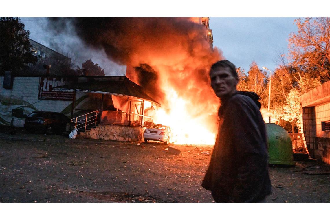 Bilder des Tages Ein Anwohner geht nach einem Luftangriff in Kiew an einem Feuer vorbei.