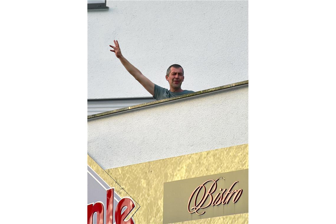 Ein Anwohner genießt die Livemusik von seinem Balkon aus. 